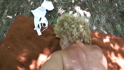 Blond Hexe schleppt mich in den Wald